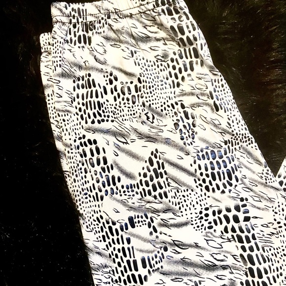 White Snow Leopard Print Leggings